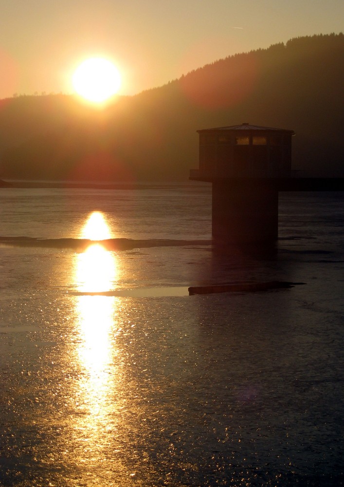 Sonnenaufgang an der Obernau-Talsperre bei Netphen