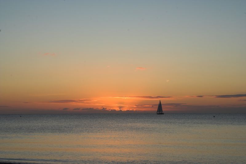 Sonnenaufgang an der Ostsee mit Segelboot