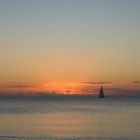 Sonnenaufgang an der Ostsee mit Segelboot