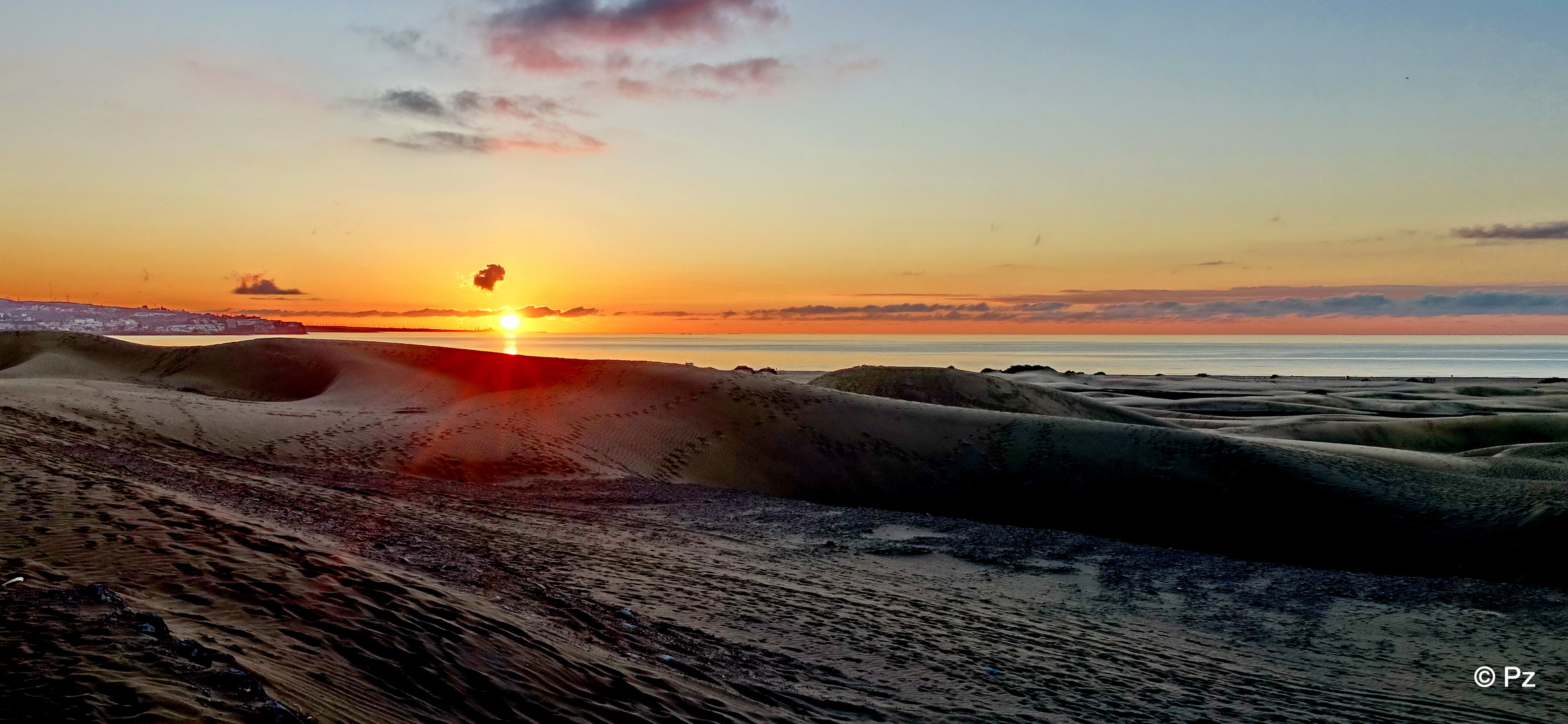 Sonnenaufgang an der Playa del Ingles auf Gran Canaria ...