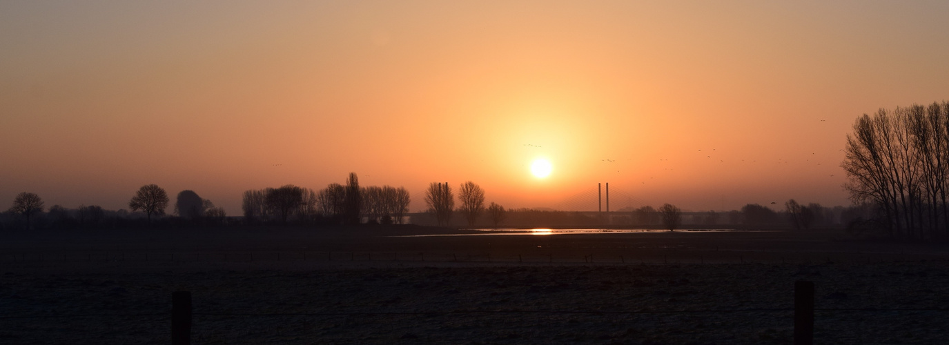 Sonnenaufgang an der Reeser Rheinbrücke