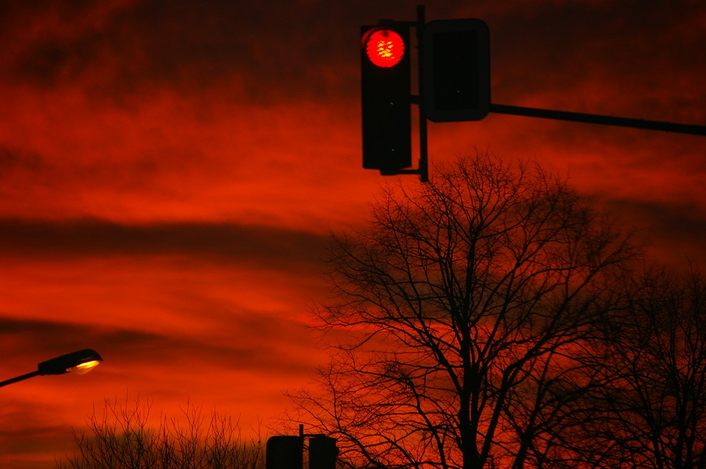 Sonnenaufgang an der roten Ampel