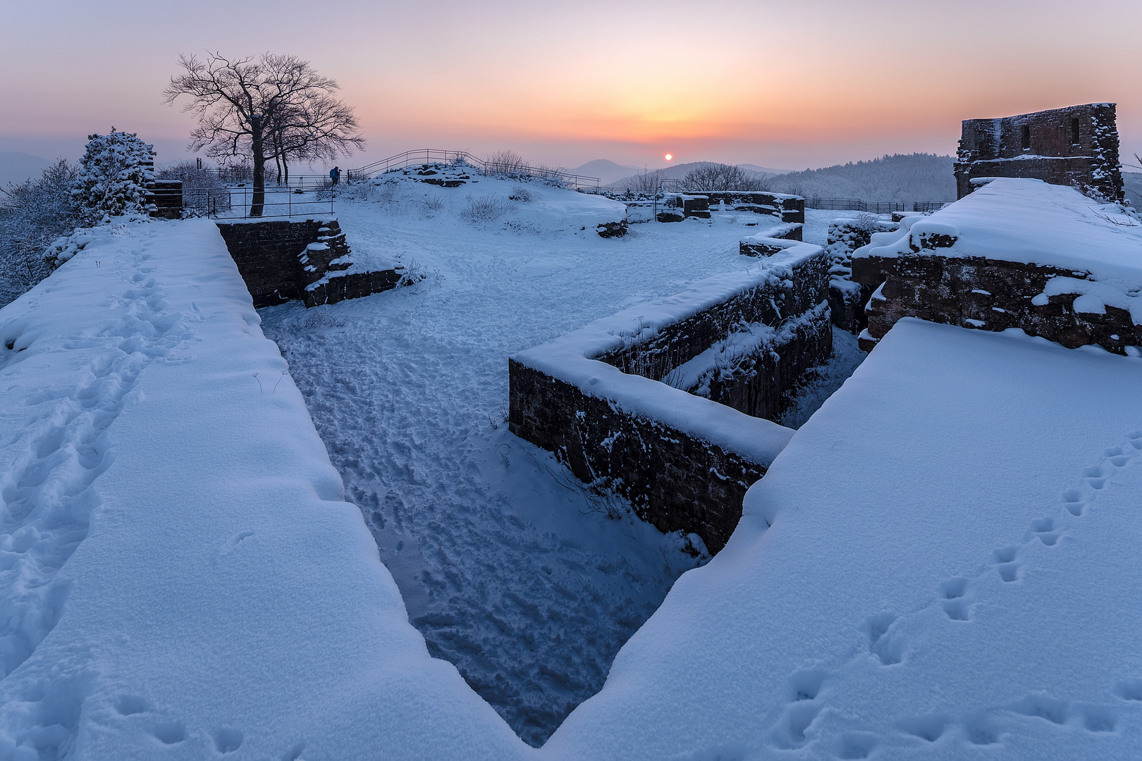 Sonnenaufgang an der Ruine Lindelbrunn