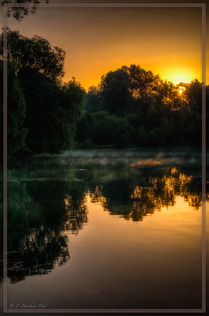 Sonnenaufgang an einem Badesee im Westen Münchens