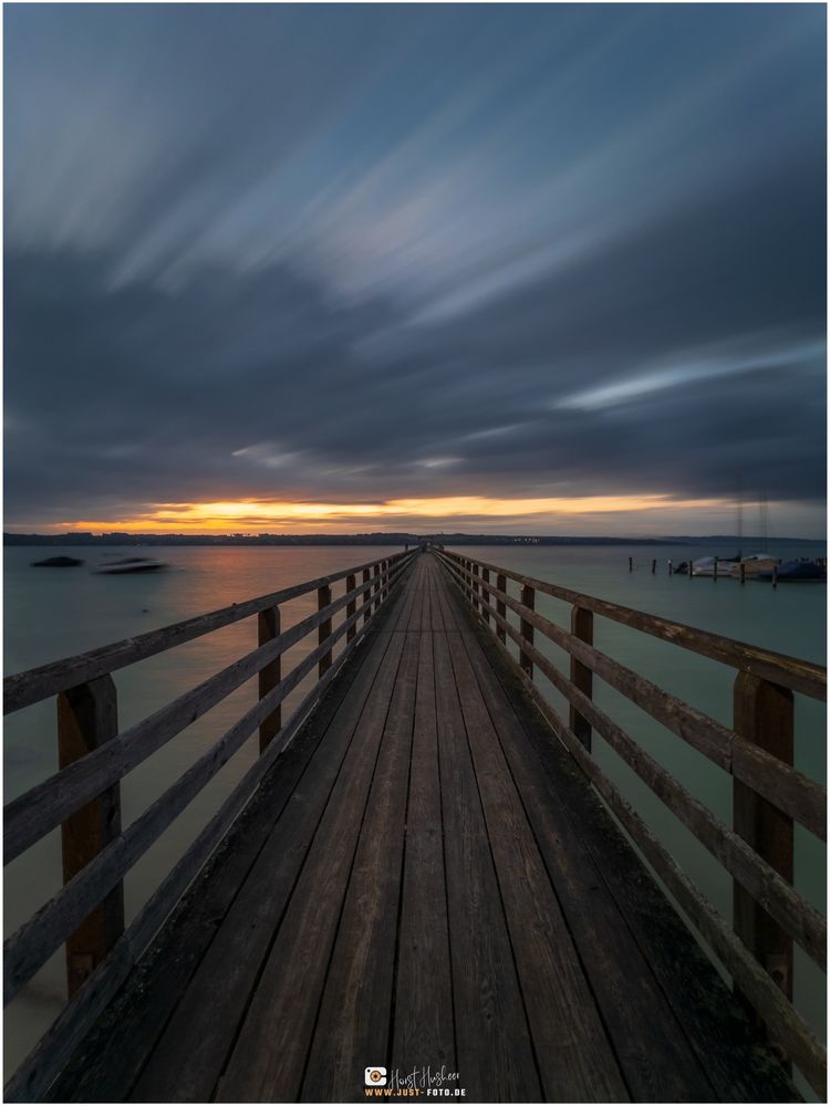 Sonnenaufgang an einem Bootssteg am Ammersee 