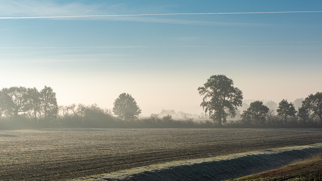 Sonnenaufgang an einem eiskalten Morgen