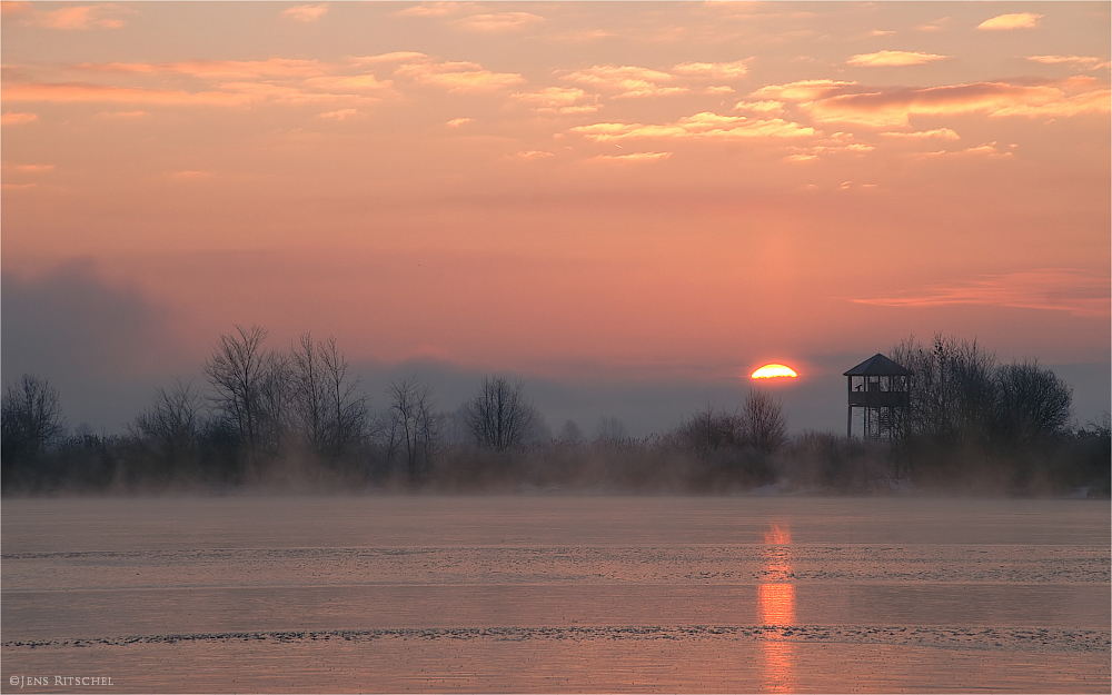 Sonnenaufgang an einem frostigen Morgen