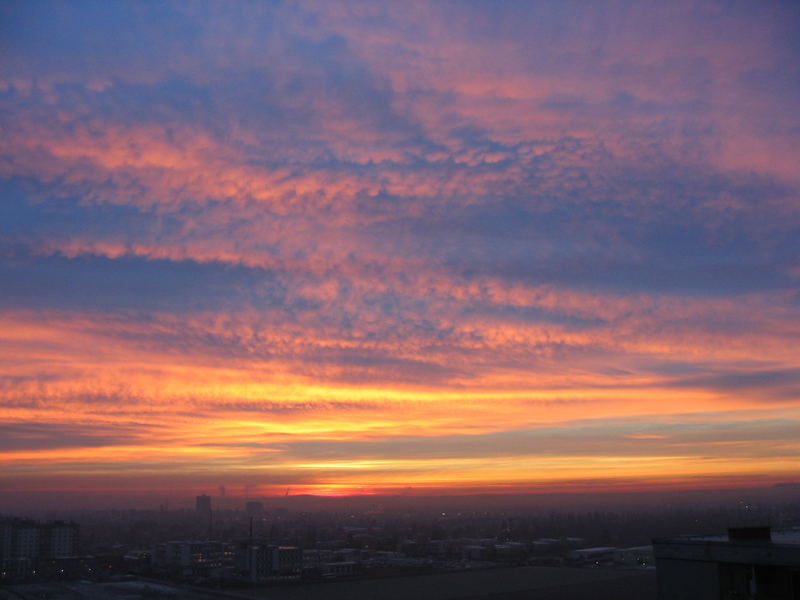 Sonnenaufgang an einem kalten Dezembermorgen.