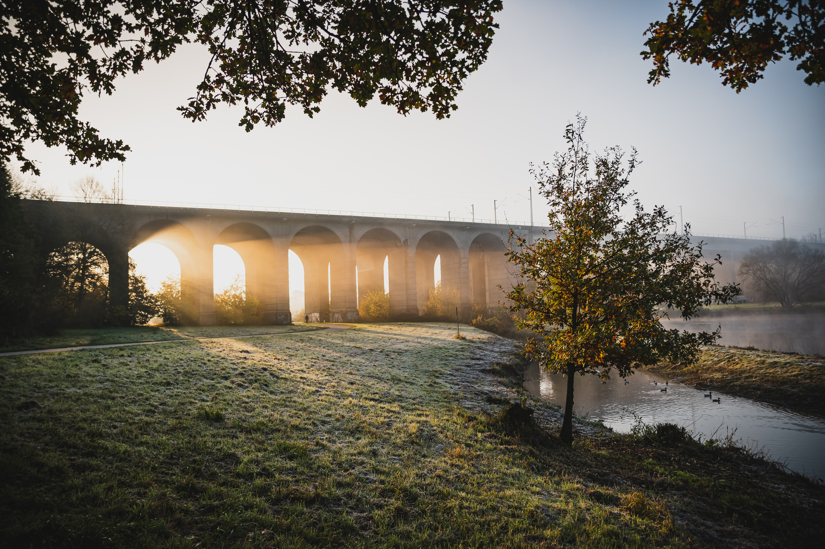 Sonnenaufgang an einem kalten Herbstmorgen.