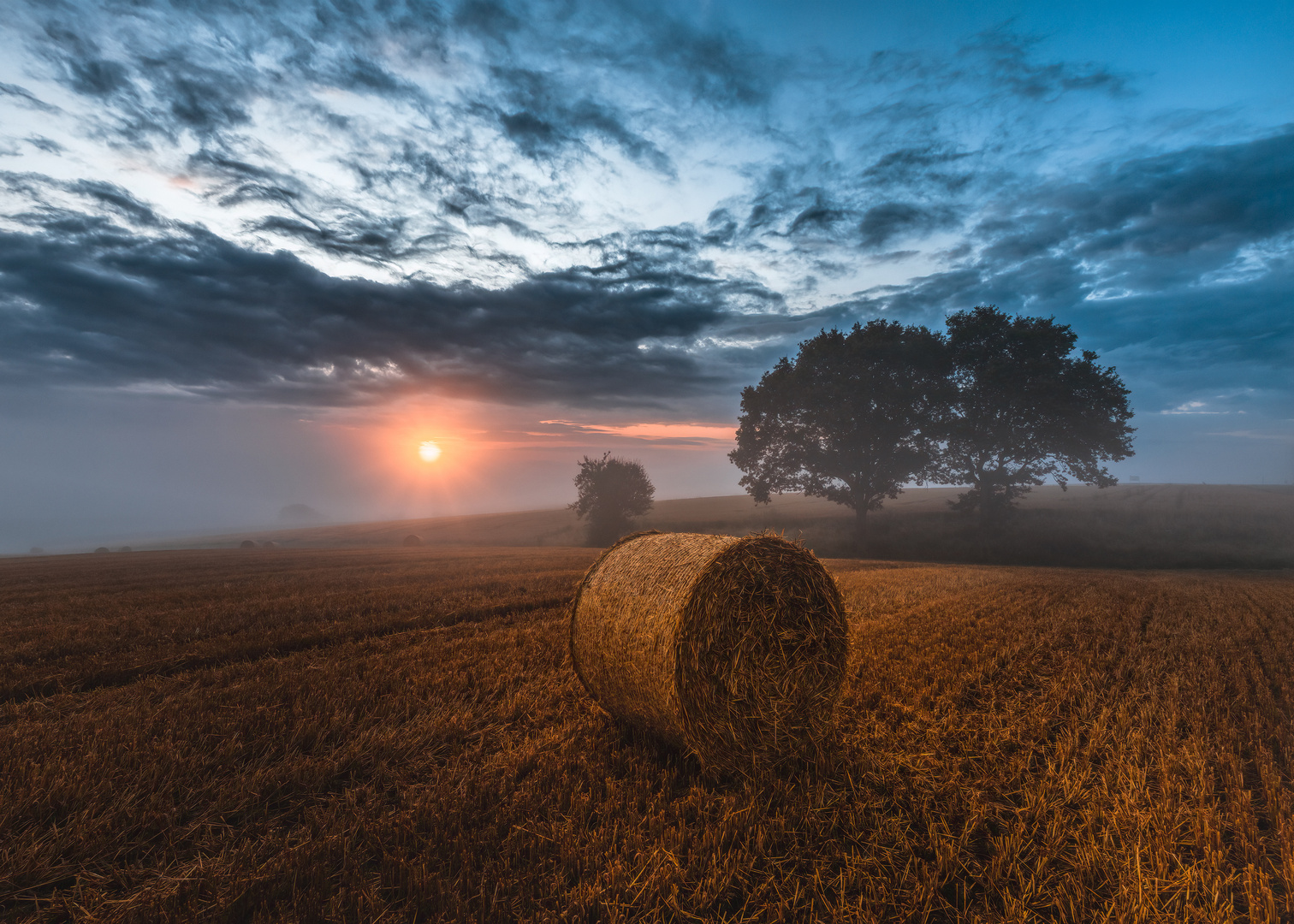 Sonnenaufgang an einem kalten Herbstmorgen 