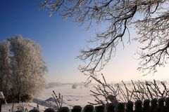 Sonnenaufgang an einem kalten Wintertag