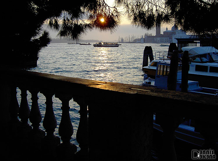 Sonnenaufgang an einem Wintermorgen in Venedig