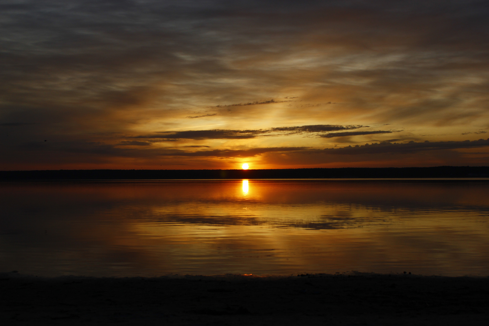 Sonnenaufgang an einer Talsperre Südlich von Moskau