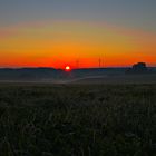 Sonnenaufgang an einer Windkraftanlage