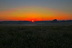 Sonnenaufgang an einer Windkraftanlage