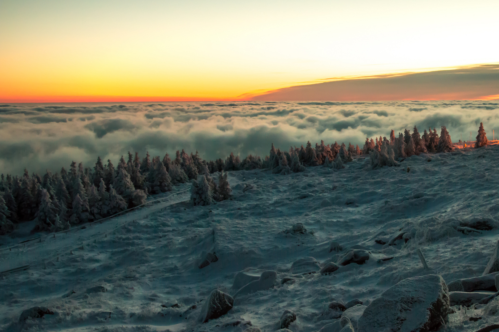 Sonnenaufgang auf dem eisigen Brocken