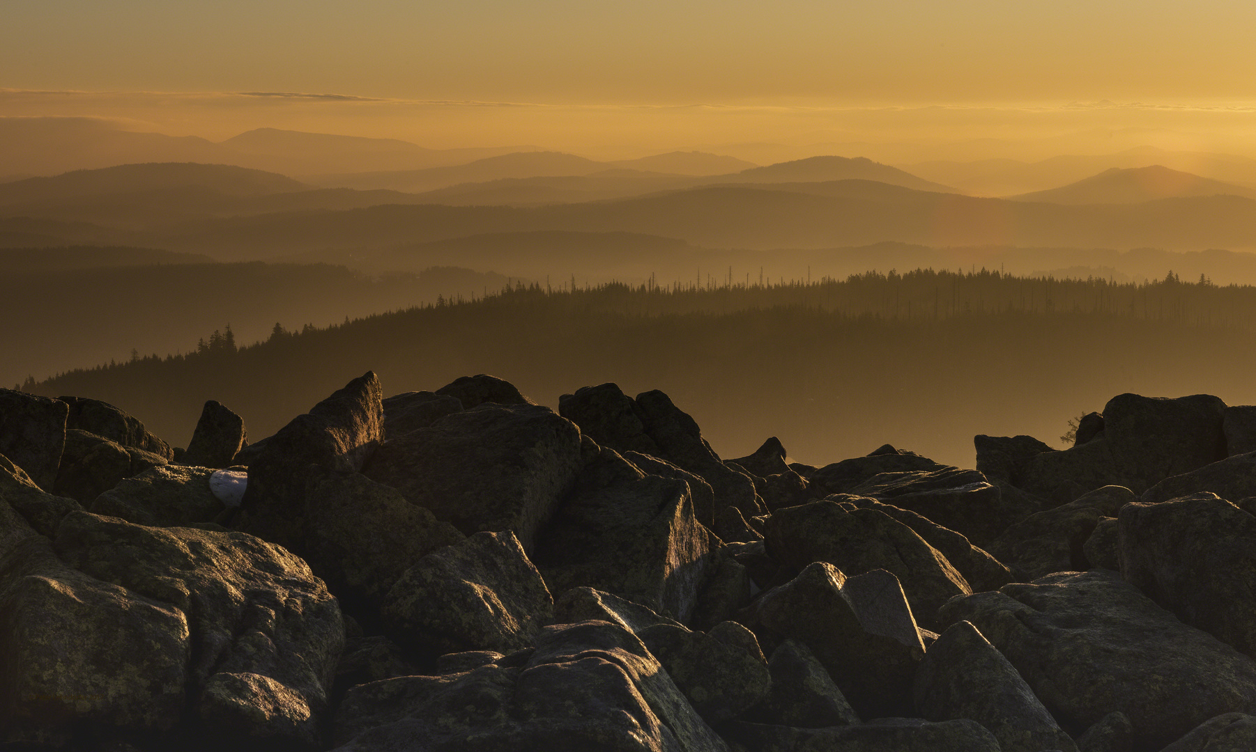 Sonnenaufgang auf dem Gipfel des Lusen