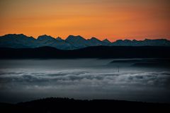 Sonnenaufgang auf dem Hochblauen mit Blick auf das Berner Oberland
