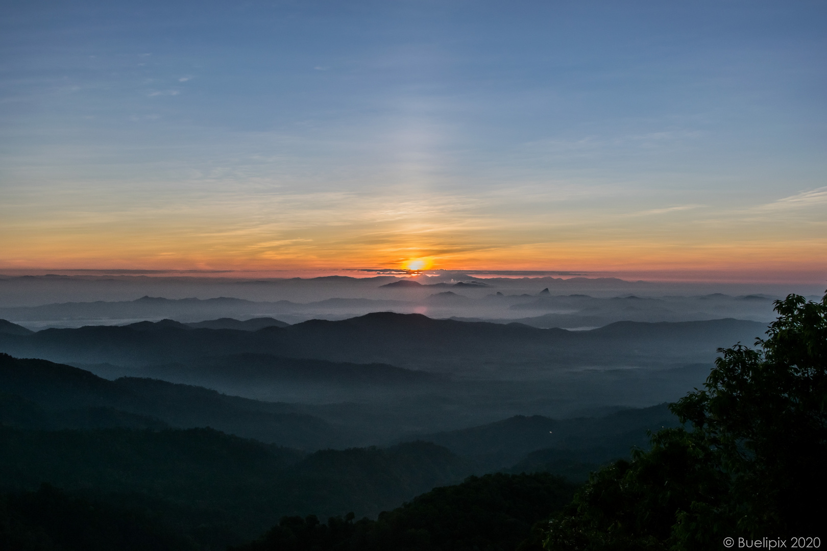 Sonnenaufgang auf dem Mount Kyaiktiyo (© Buelipix)