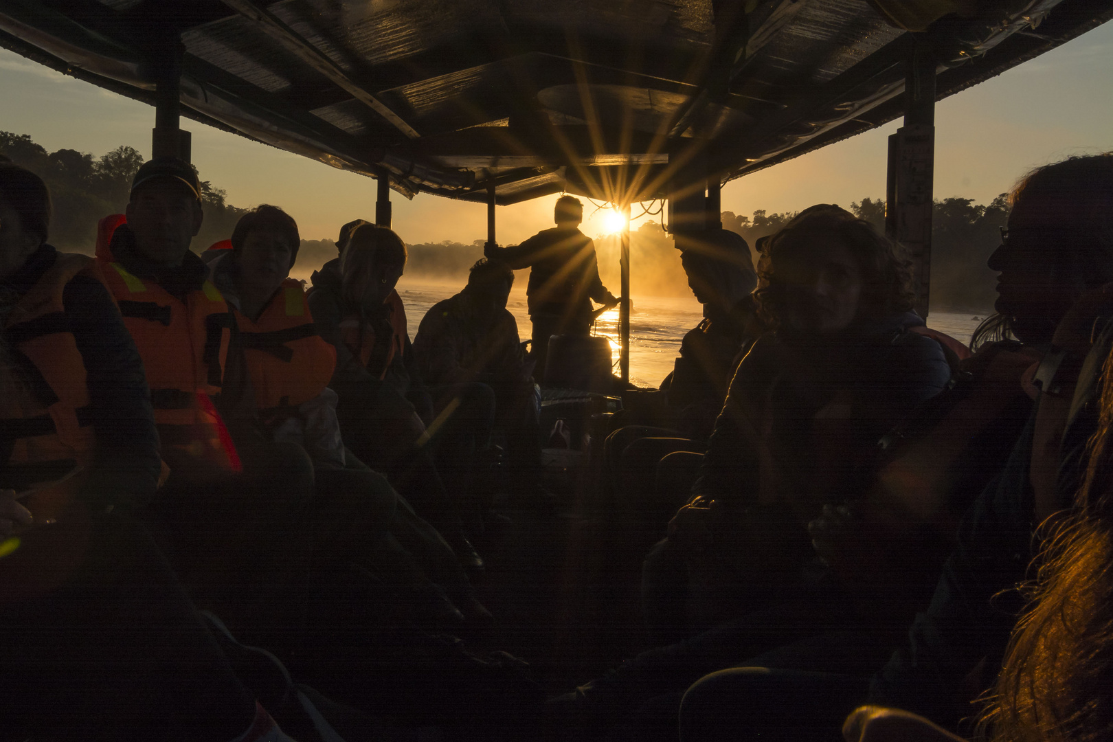 Sonnenaufgang auf dem Seitenarm des Amazonas