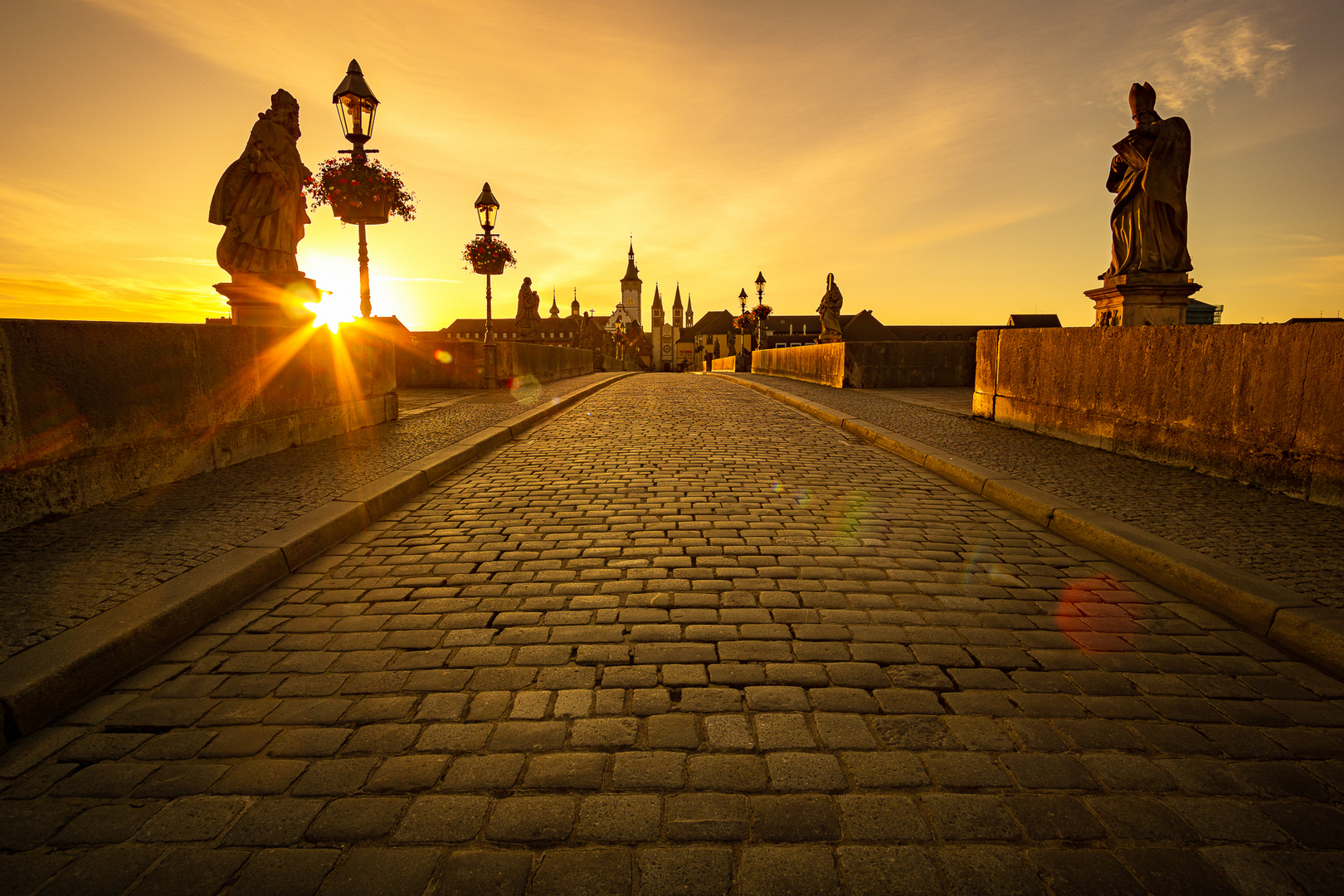 Sonnenaufgang auf der alten Mainbrücke