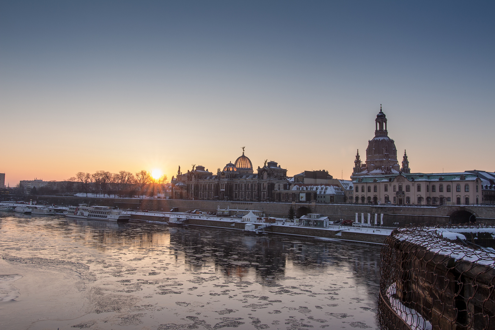 Sonnenaufgang auf der Augustusbrücke in Dresden