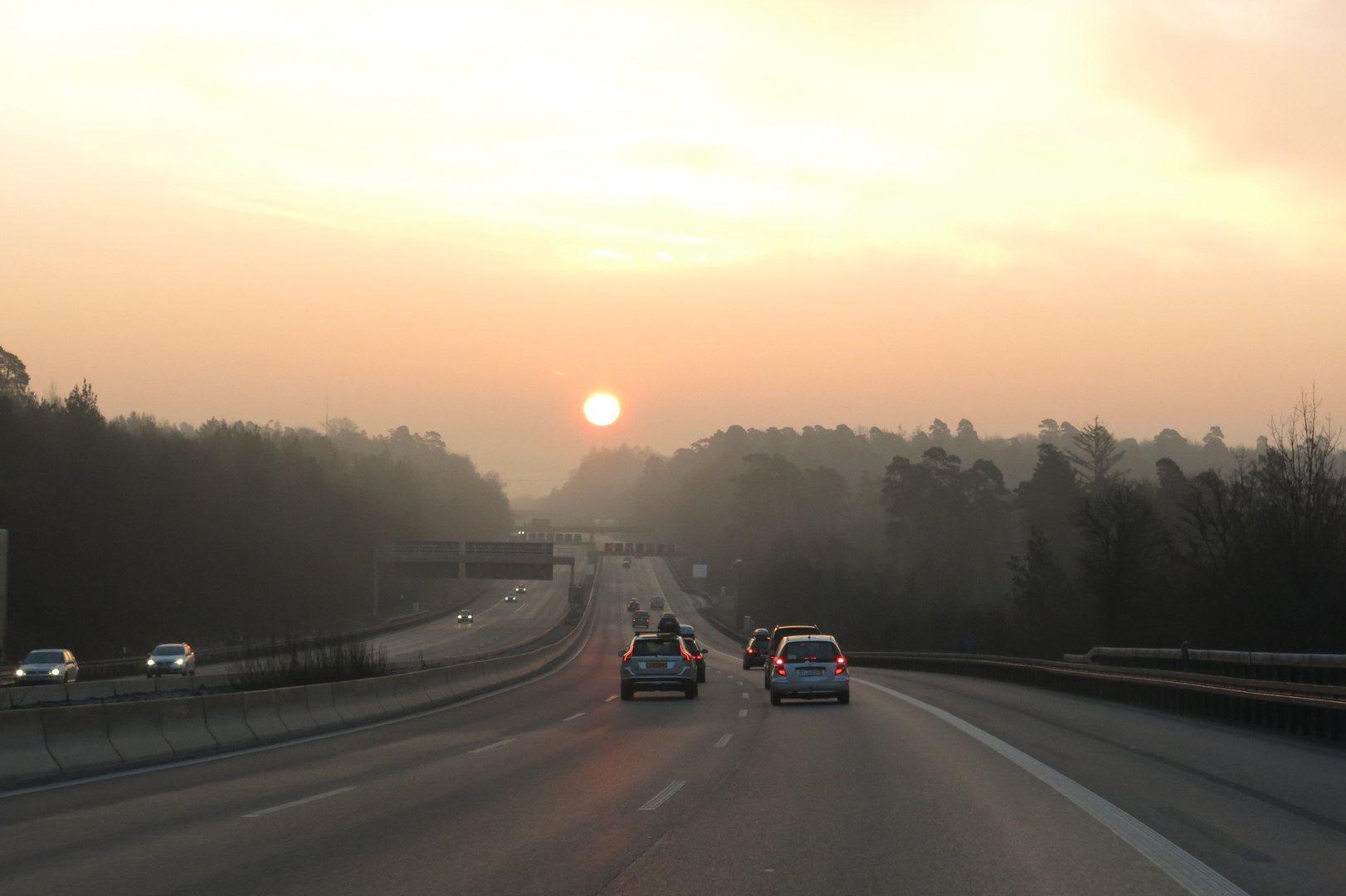 Sonnenaufgang auf der Autobahn