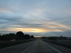 Sonnenaufgang auf der Autobahn