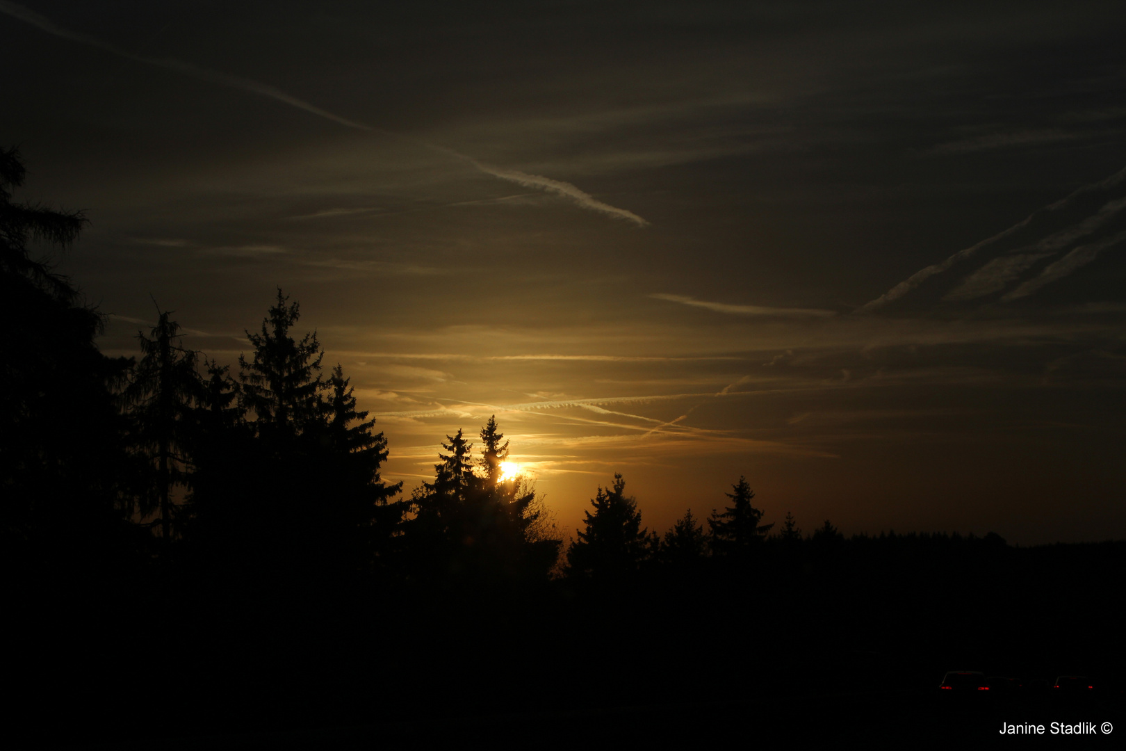 Sonnenaufgang auf der Autobahn