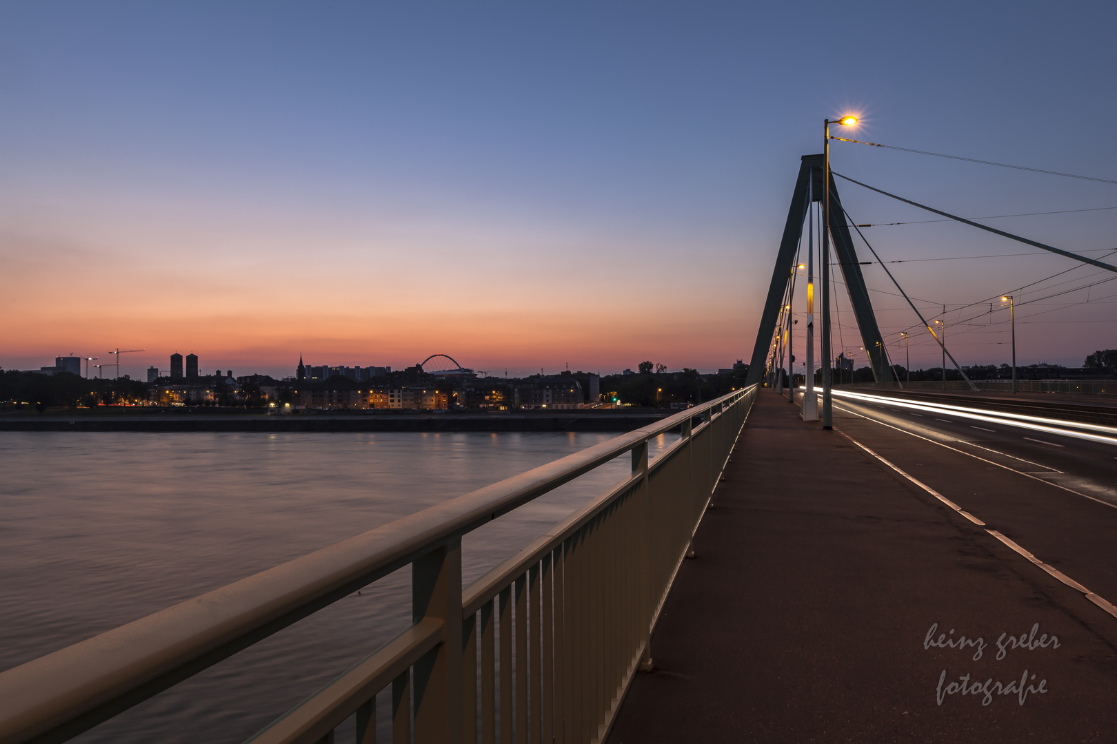 Sonnenaufgang auf der Brücke