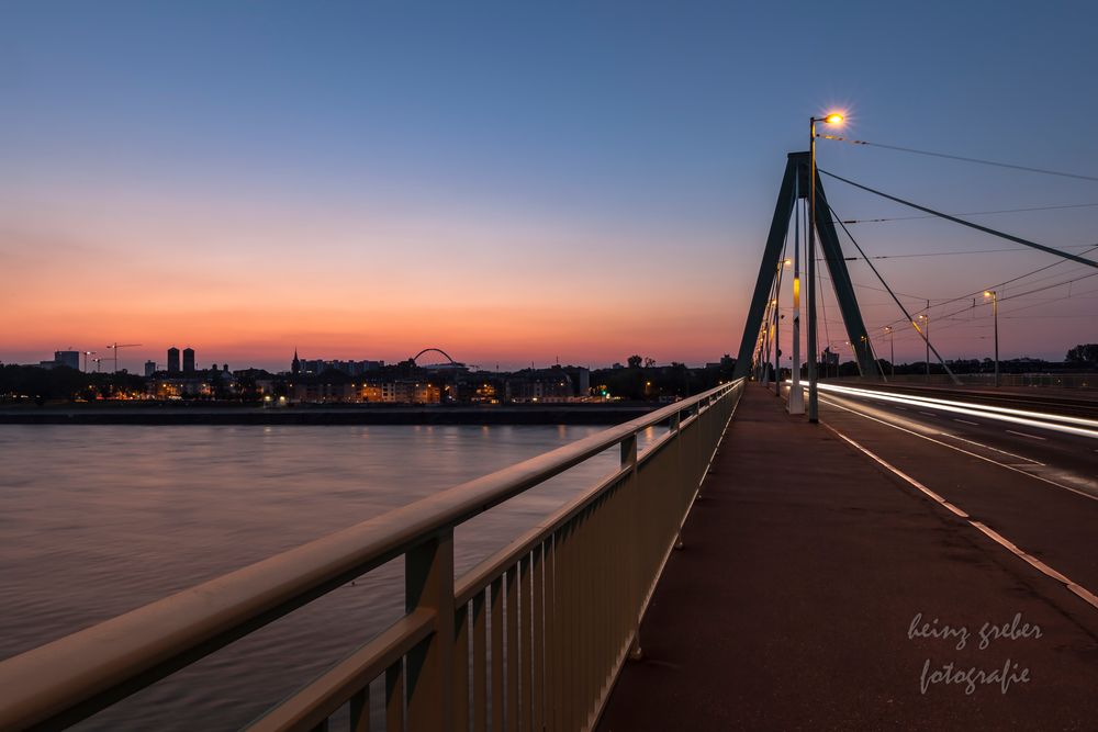 Sonnenaufgang auf der Brücke