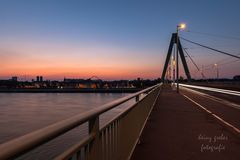 Sonnenaufgang auf der Brücke