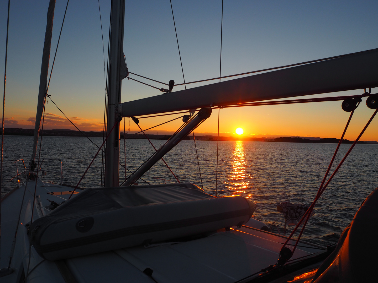 Sonnenaufgang auf einer Segelyacht