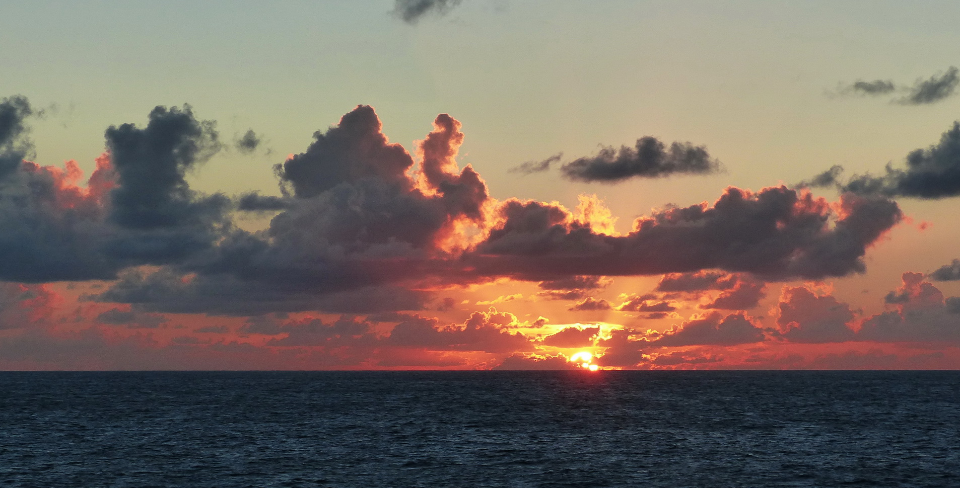 Sonnenaufgang auf hoher See