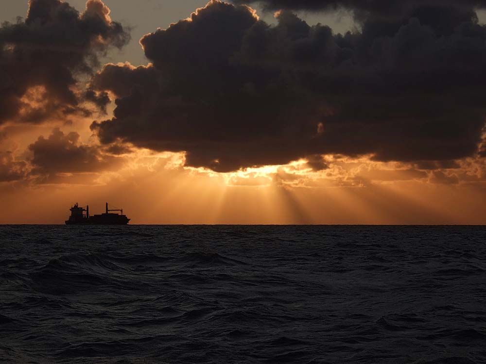 Sonnenaufgang auf hoher See