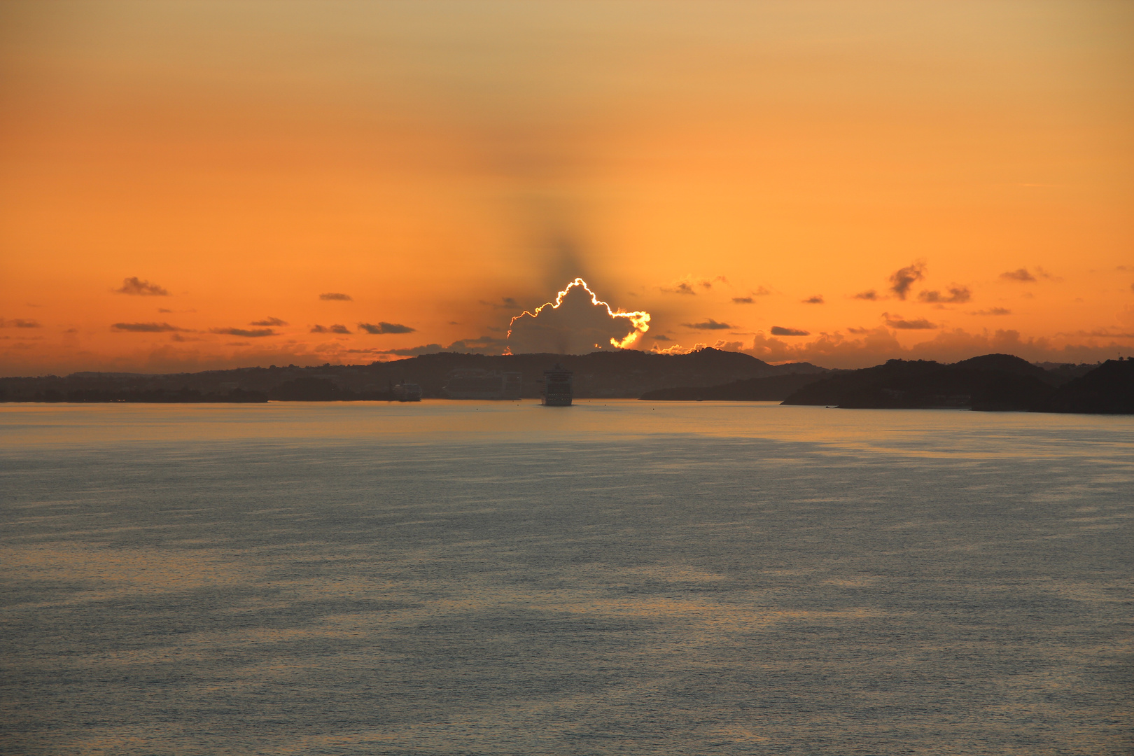 Sonnenaufgang bei Anfahrt auf St. Lucia