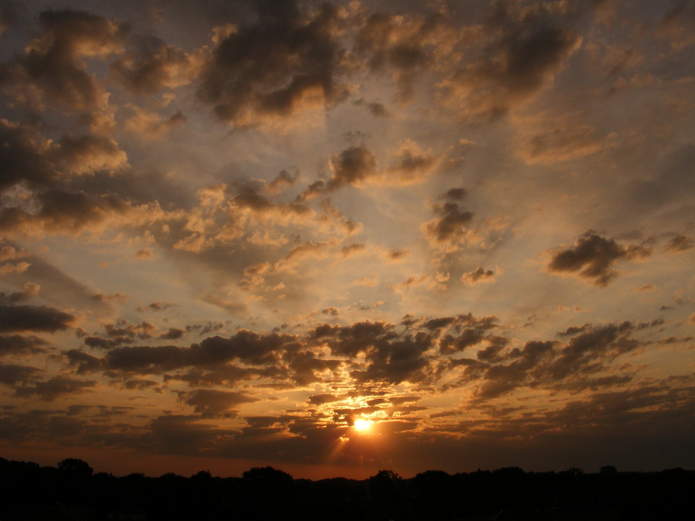 sonnenaufgang bei bewölktem himmel