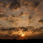 sonnenaufgang bei bewölktem himmel