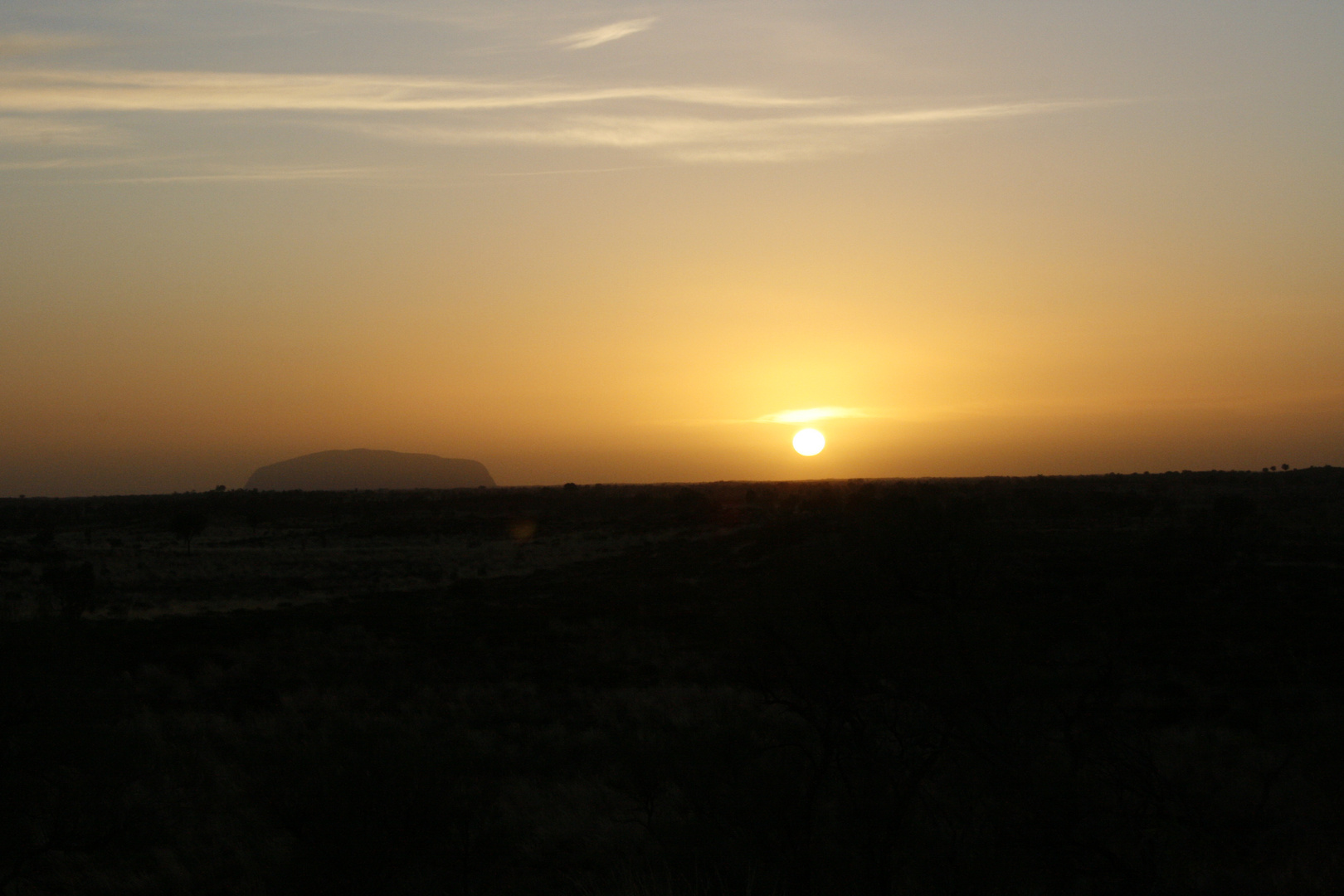 Sonnenaufgang bei den Olgas, Blick zum Uluru