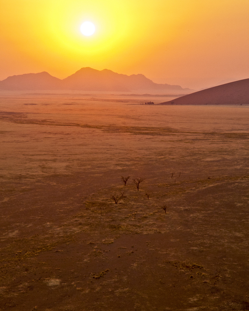 Sonnenaufgang bei der Düne 40, Namibia 2011