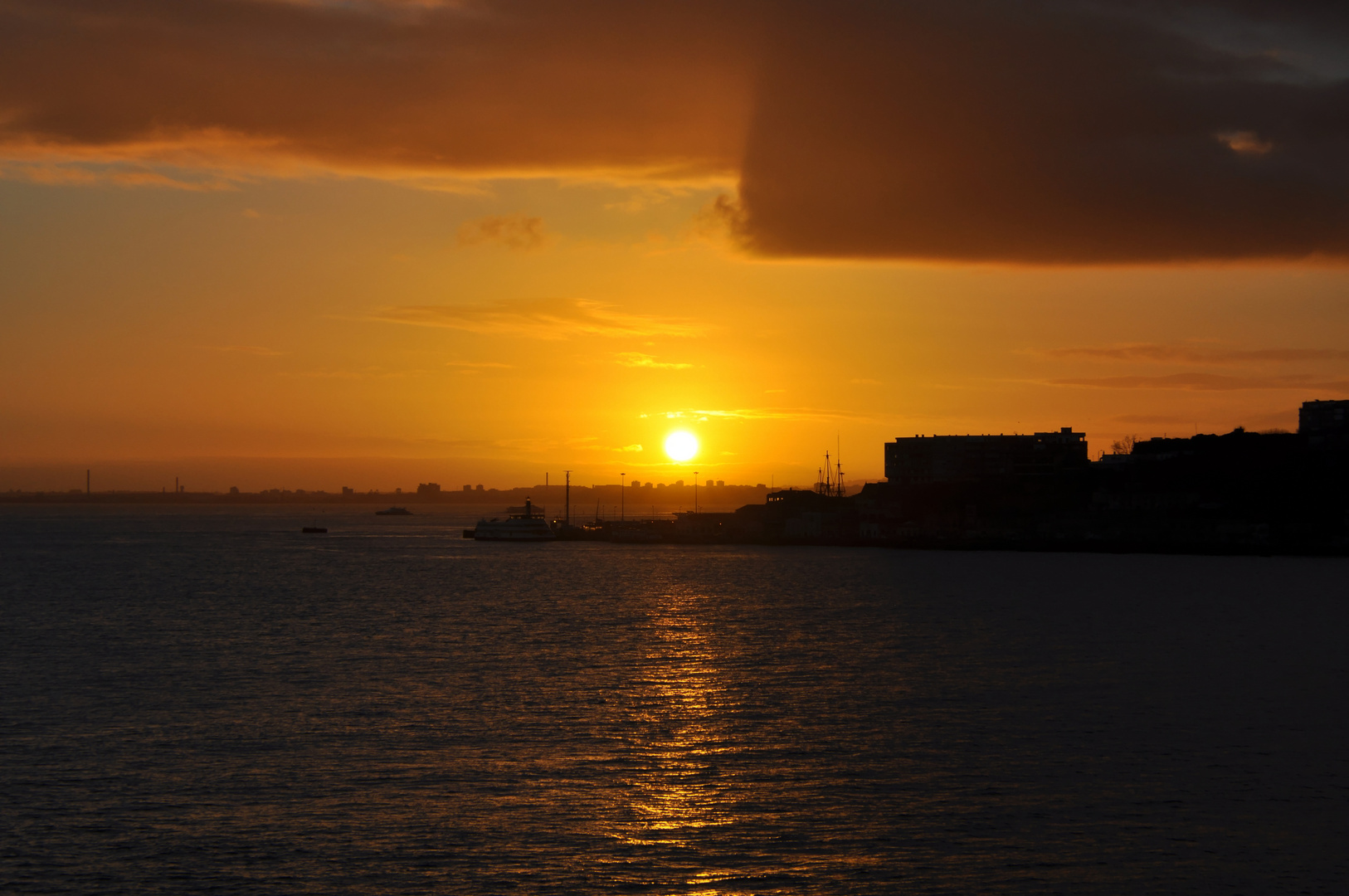 Sonnenaufgang bei der Einfahrt in den Hafen von Lissabon