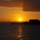 Sonnenaufgang bei der Einfahrt in den Hafen von Lissabon