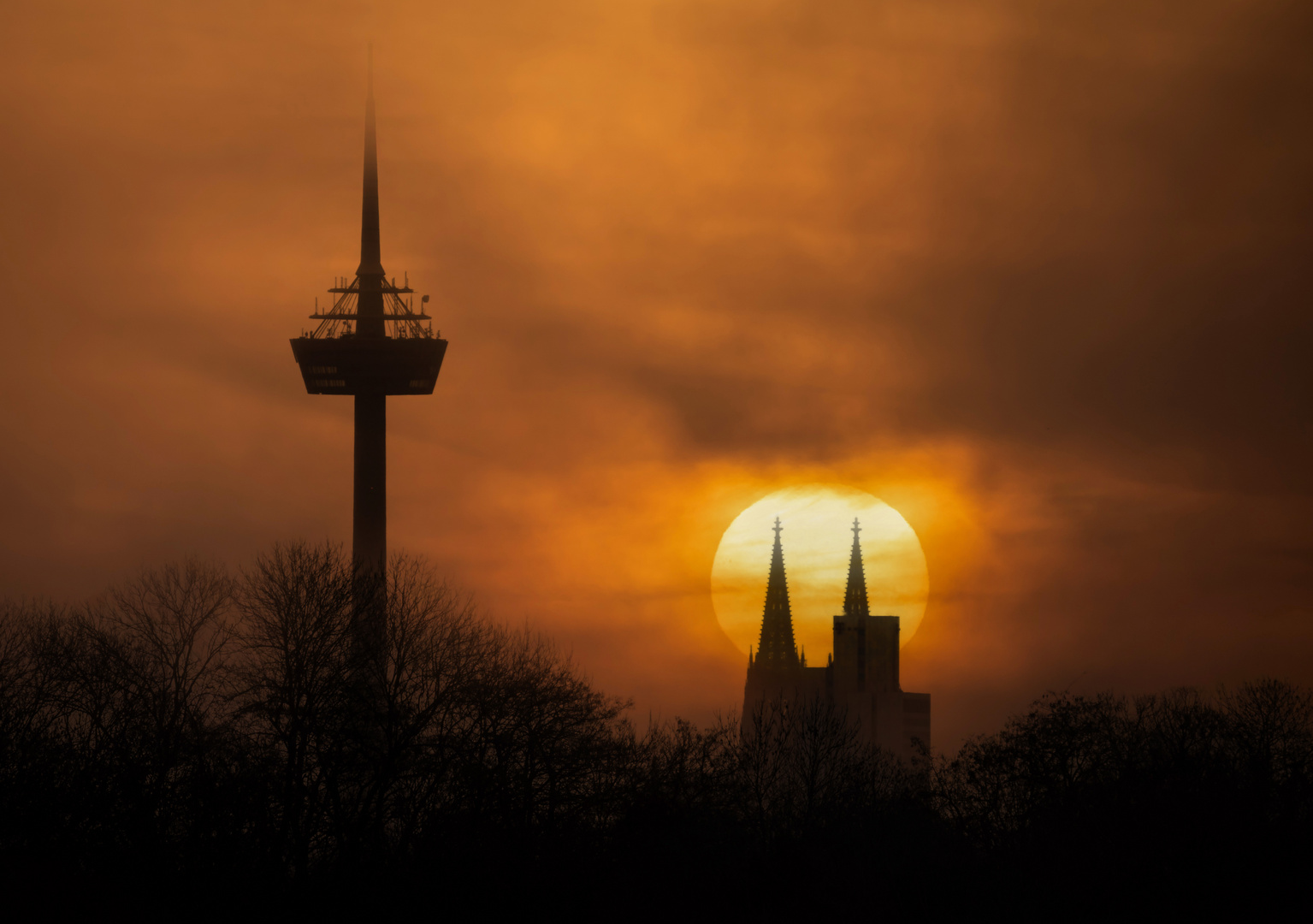 Sonnenaufgang bei Hochnebel über Köln