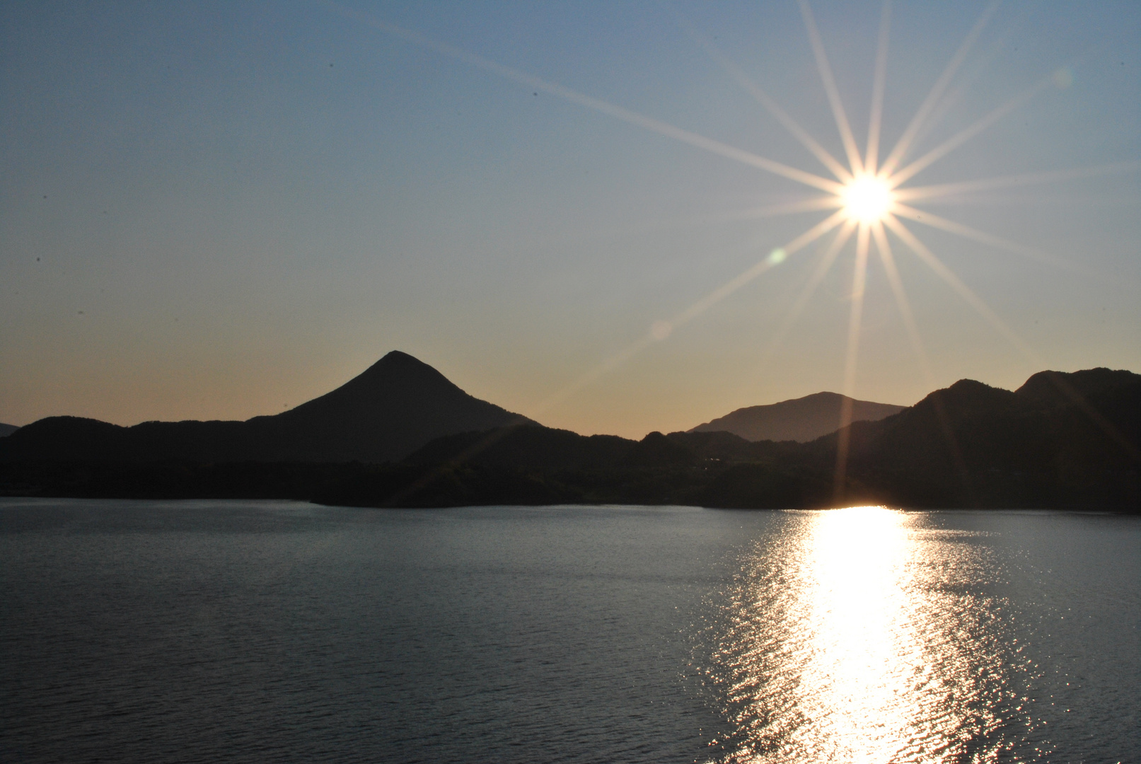 Sonnenaufgang bei Molde/Norwegen