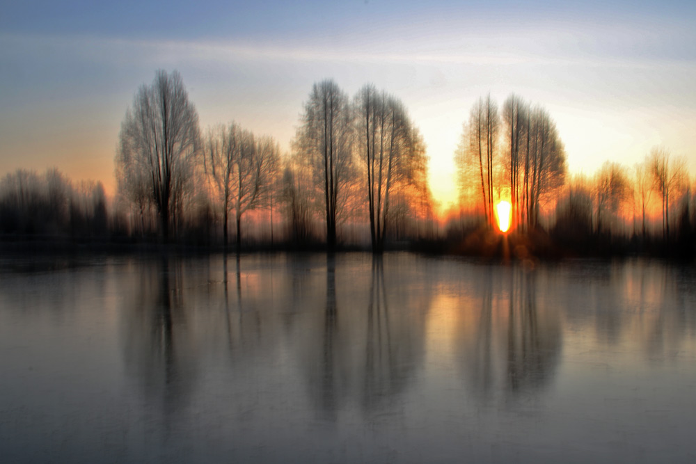 Sonnenaufgang bei Raureif am Weiher