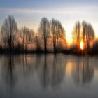 Sonnenaufgang bei Raureif am Weiher