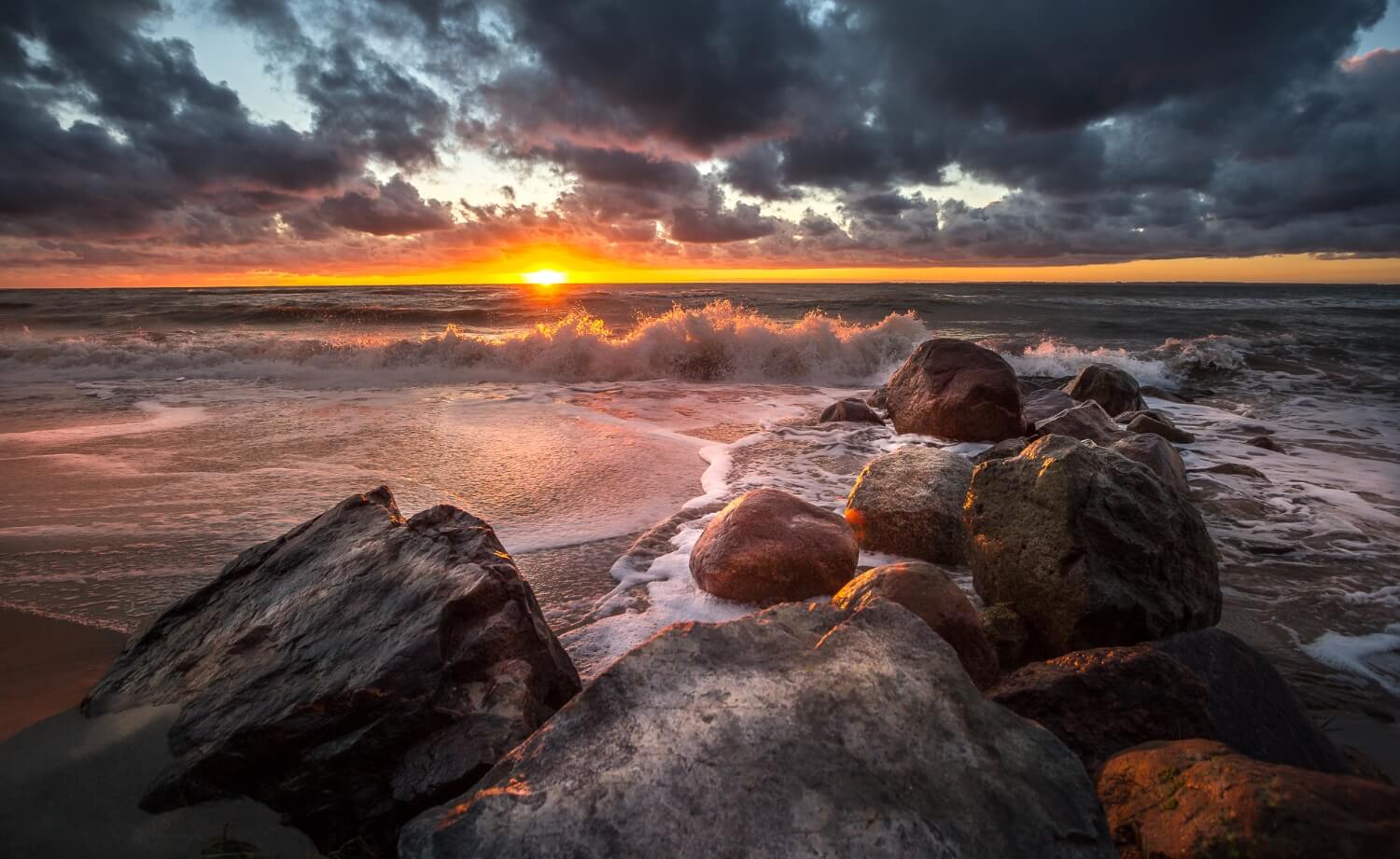 Sonnenaufgang bei stürmischer See