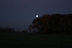 Sonnenaufgang bei Vollmond