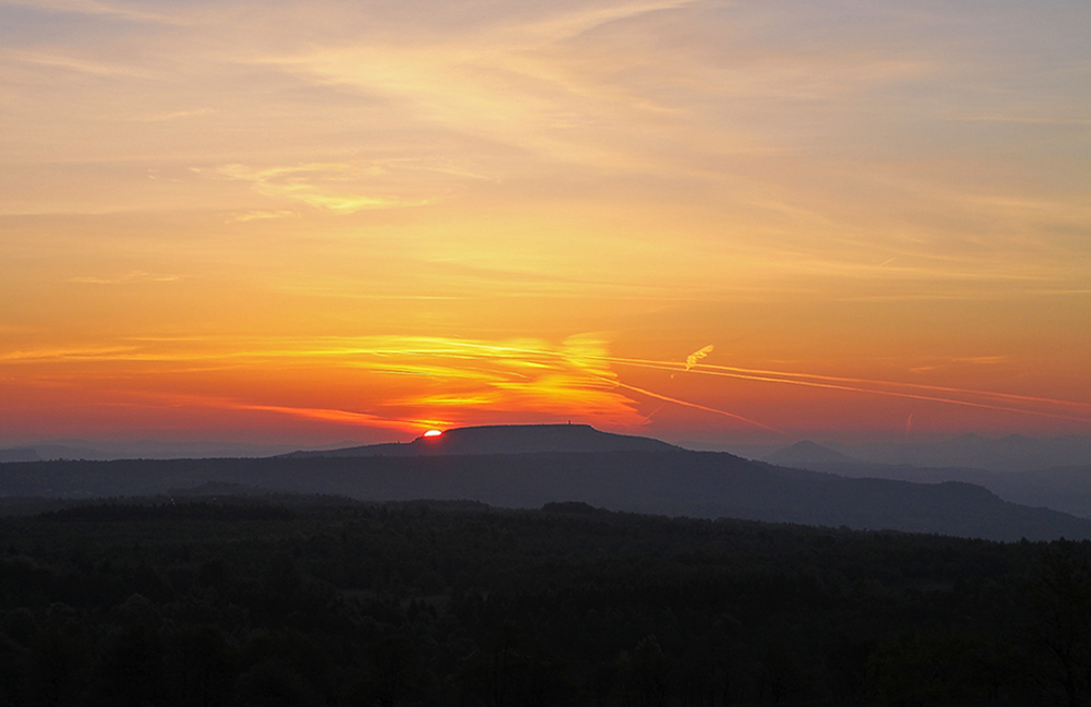 Sonnenaufgang beim Decinsky Sneznik (Hohem Schneeberg) von der Naklerov vysina aus