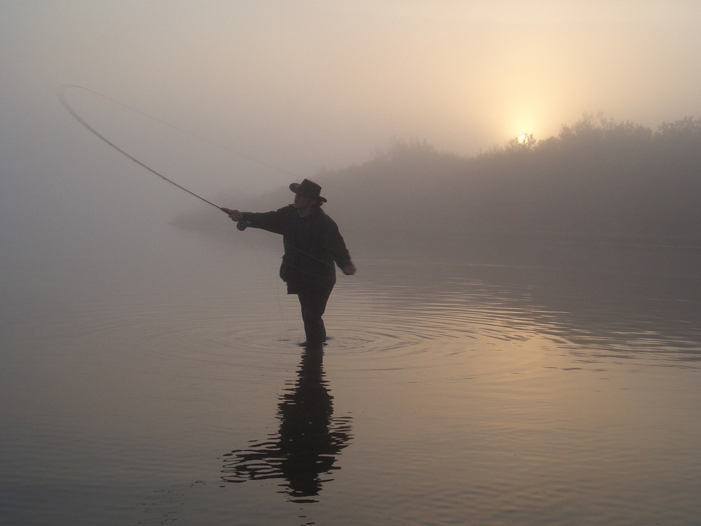 Sonnenaufgang beim Fliegenfischen